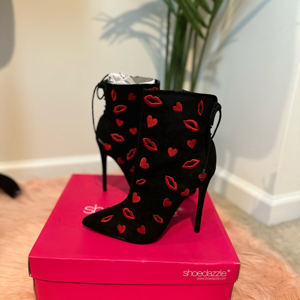 Shoe Dazzle heart and kiss boots in 8.5